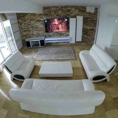 Penthouse Premium Mamaia Nord アパート ナボダリ